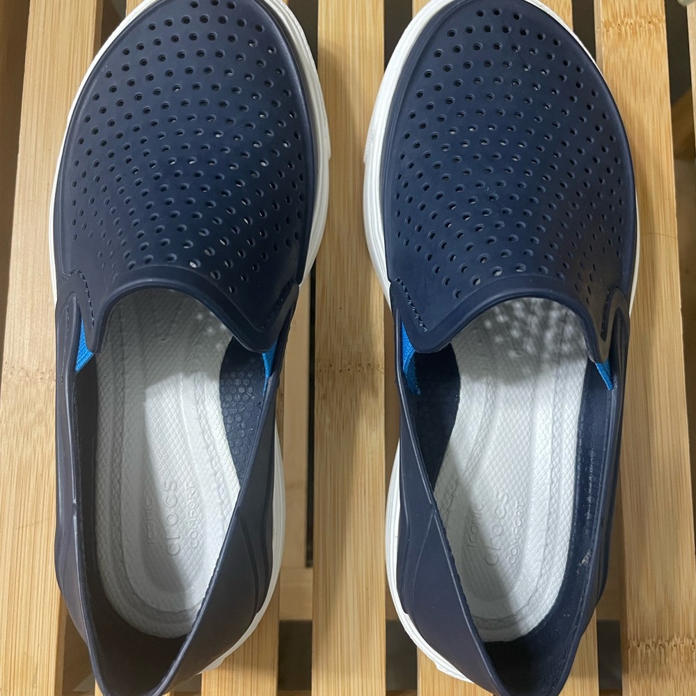 Navy little kids size c12 CROCS - Picture 5 of 8